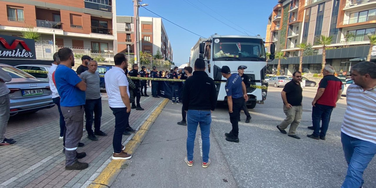 Yoldan Geçerken Çöp Kamyonunun Altında Kalan Yaya Öldü