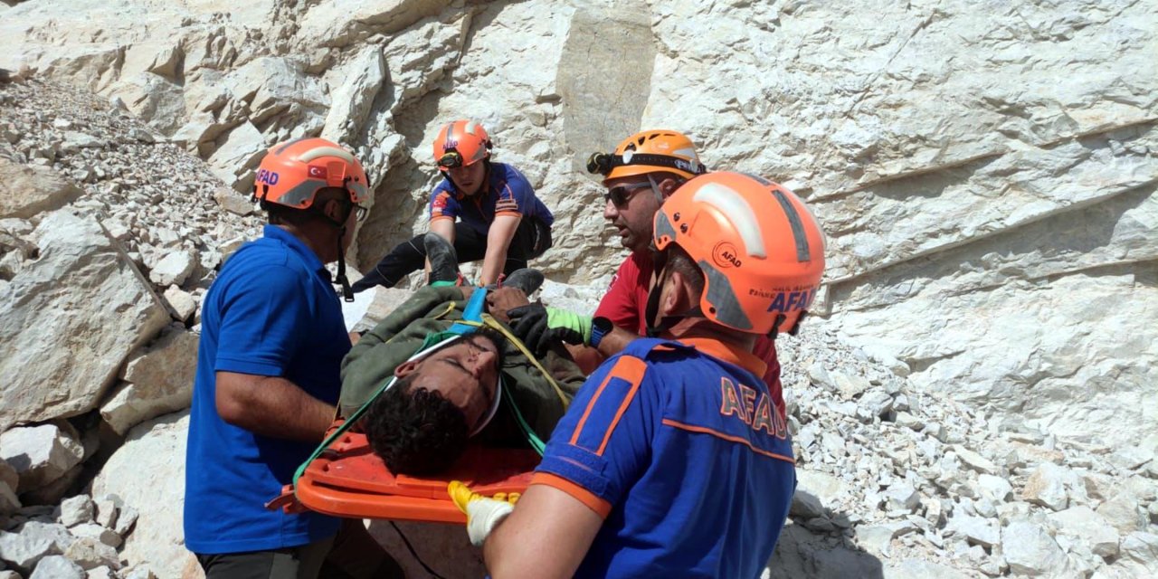 Bulgaristan'a Geçerken Taş Ocağına Düşüp Yaralanan Göçmen, Vinçle Çıkarıldı