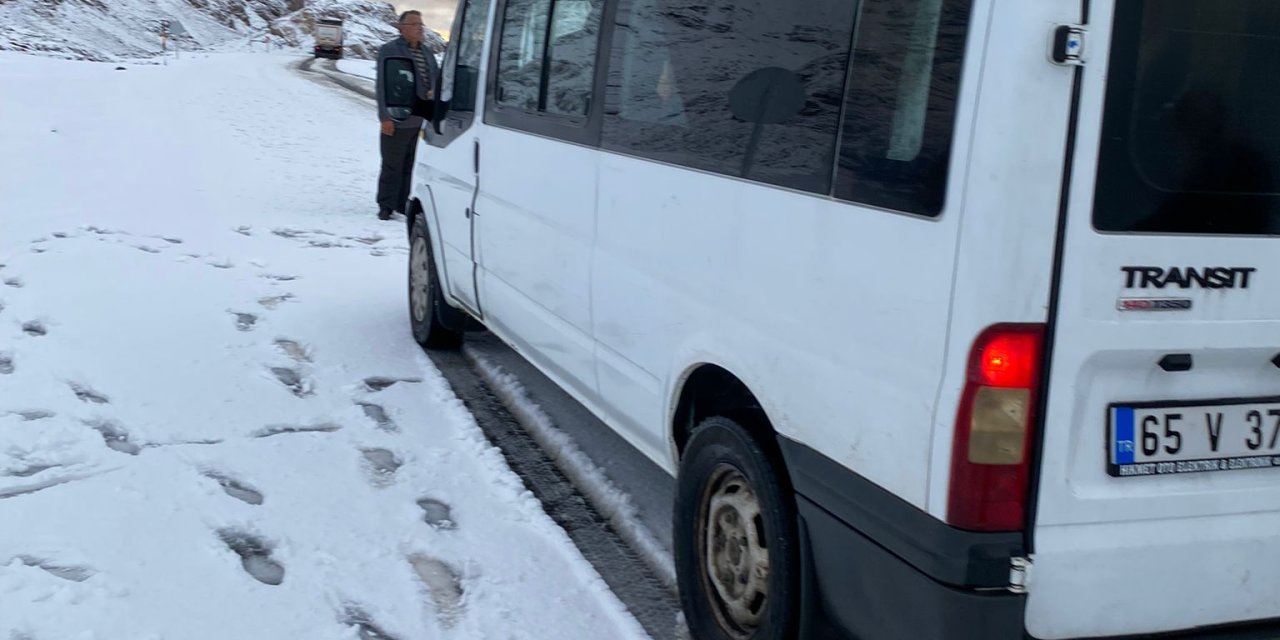 Van- Bahçesaray Yolunda Kar Kalınlığı 10 Santimetreye Ulaştı