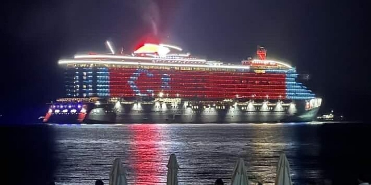 Bodrum'dan Ayrılan Bahamalar Bandıralı Yolcu Gemisinden 'Türk Bayrağı' Işıklandırması Yansıtıldı