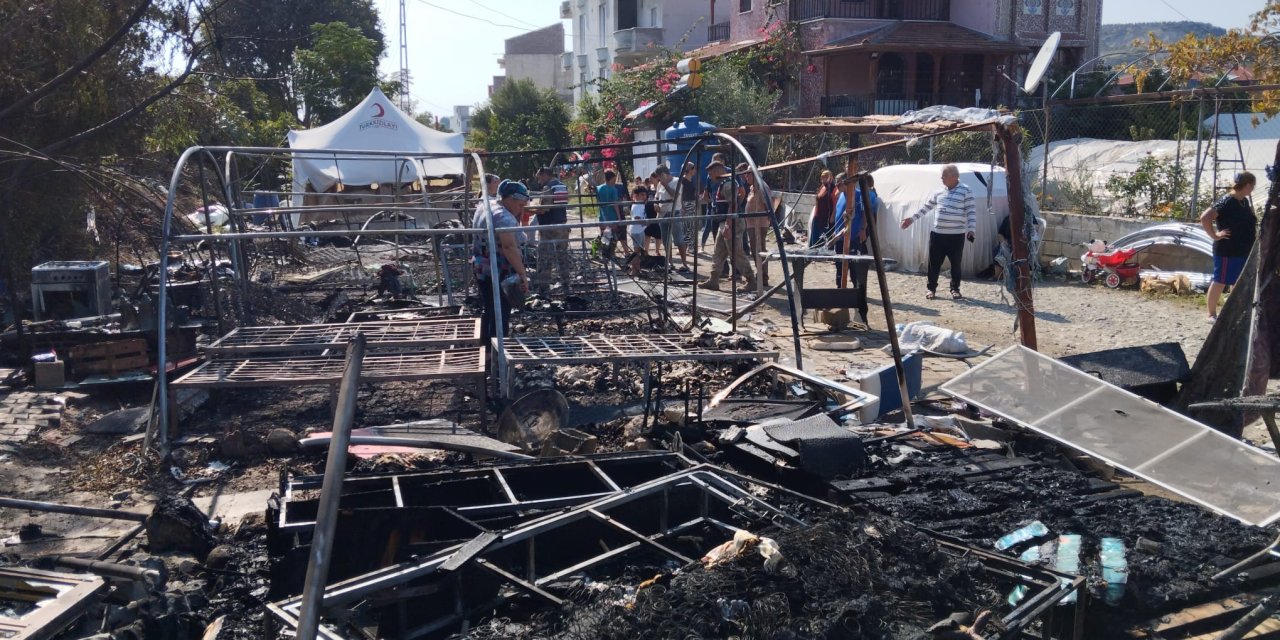 Hatay'da, Çadırları Yanan Depremzede Aileye Kaymakamlıktan Konteyner Desteği