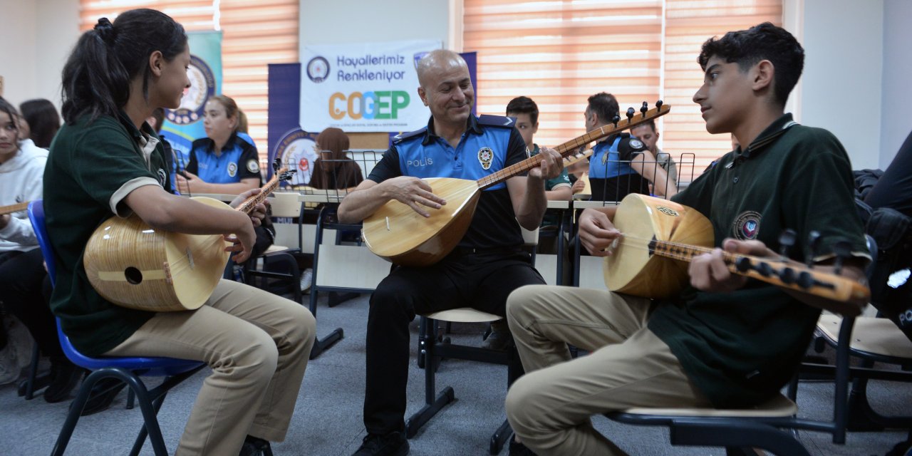 Polisler, Eğitimine Destek Verdikleri Öğrencilerle Bağlama Çalıp, Türkü Söyledi
