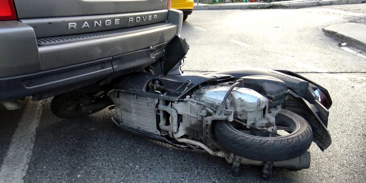 Avcılar'da Motosiklet Cipe Çarptı; Motosikletli Yaralandı