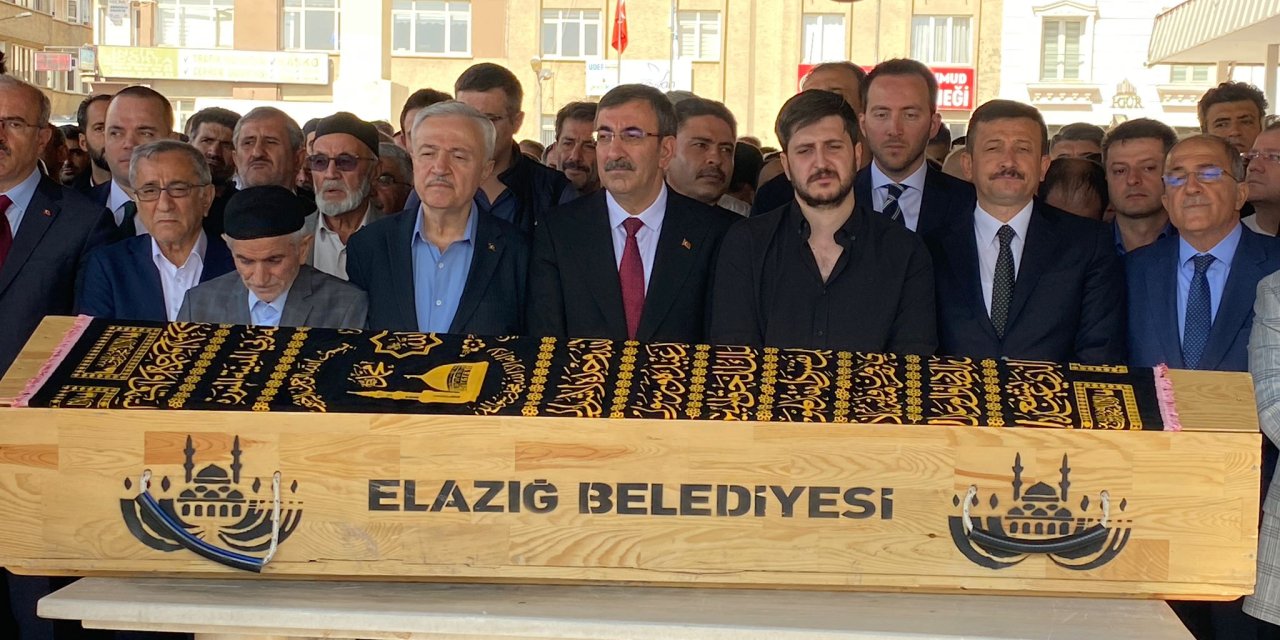 Cumhurbaşkanı Yardımcısı Yılmaz, Elazığ'da Cenazeye Katıldı