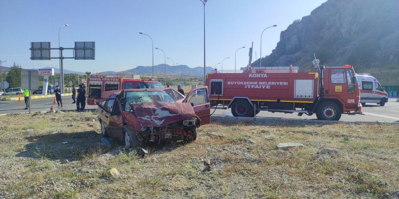 Hafif Ticari Araçla Otomobil Çarpıştı: 6 Yaralı