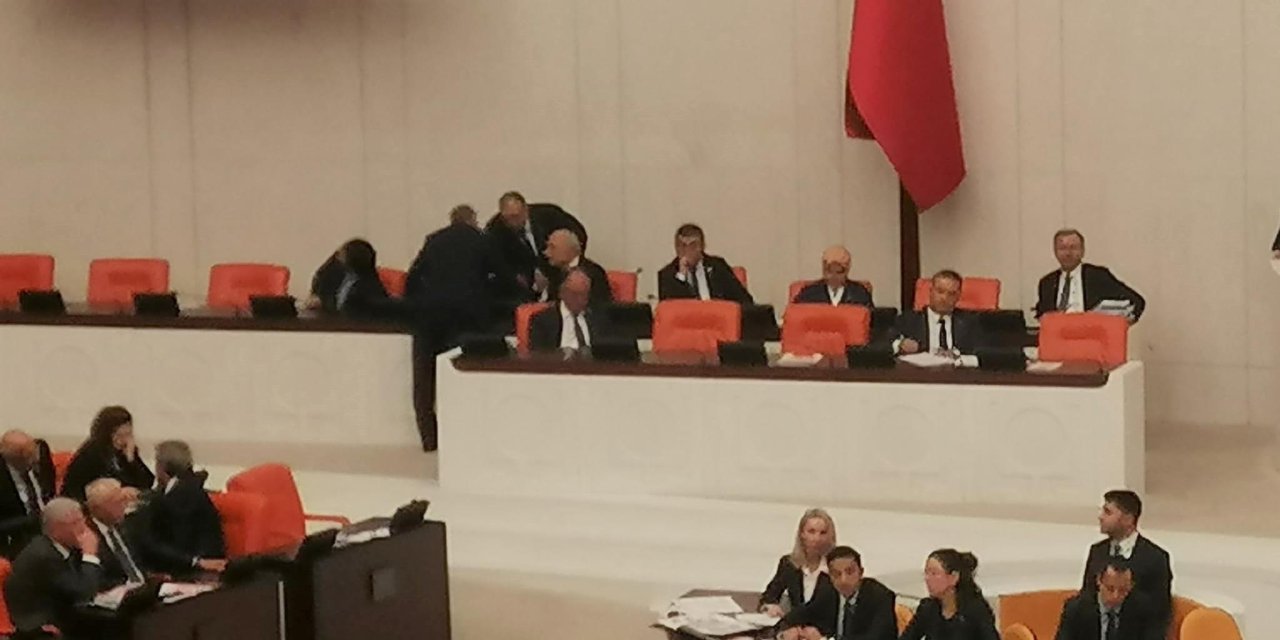 Tbmm Genel Kurulu'nda 'Yer' Protestosu