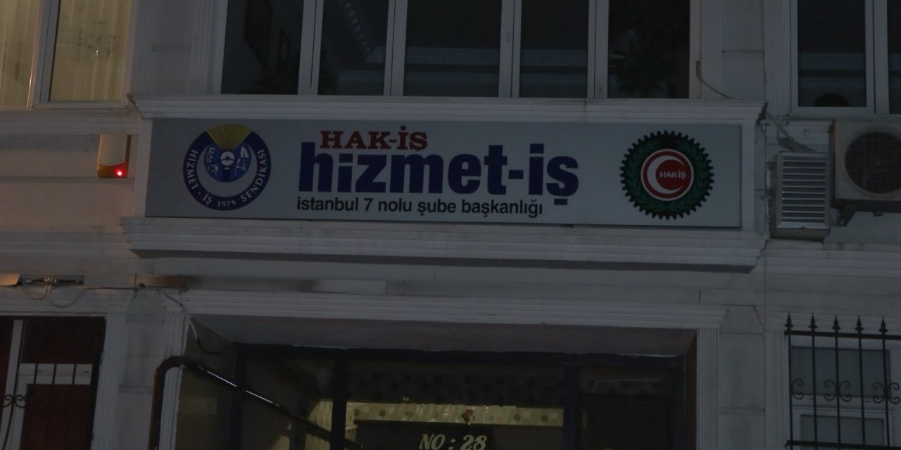 İbb Çalışanlarından Sendika Binası Önünde Protesto