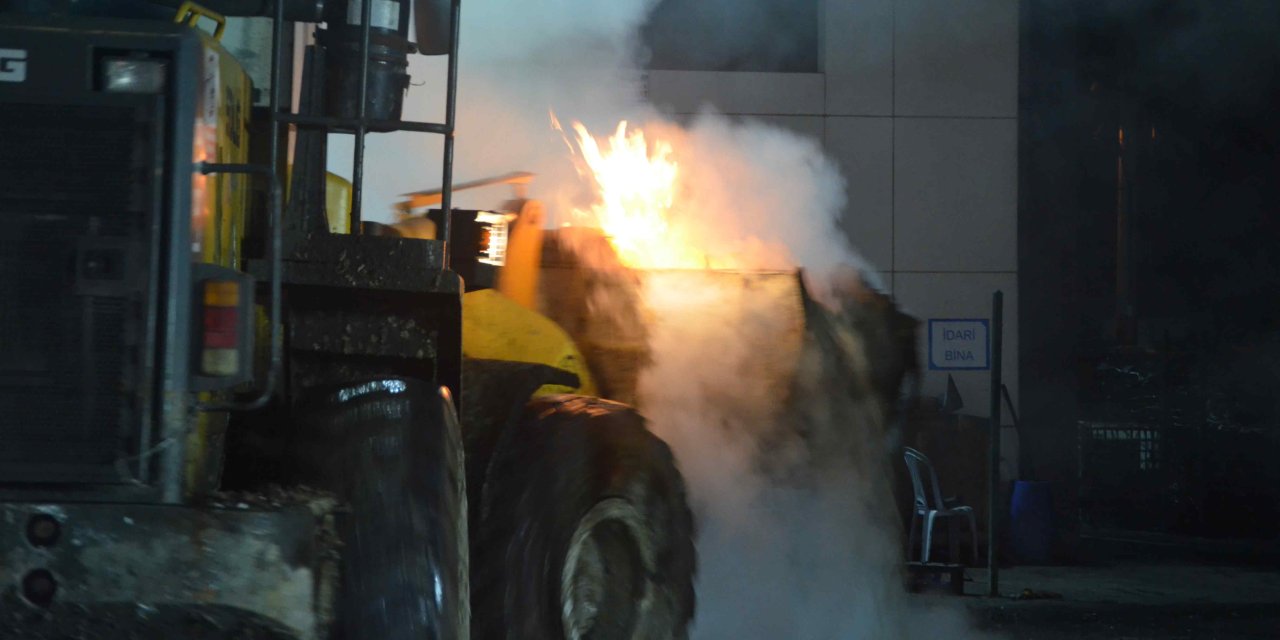 Geri Dönüşüm Fabrikasında Patlama Sonrası Çıkan Yangın Söndürüldü