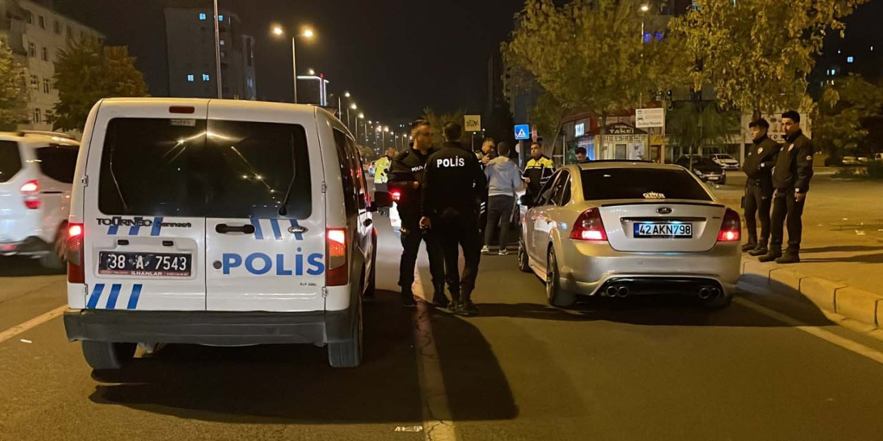 Polisin 'Dur' İhtarından Kaçıp, Seyir Halindeki Otomobilde Şoför Değiştirdiler