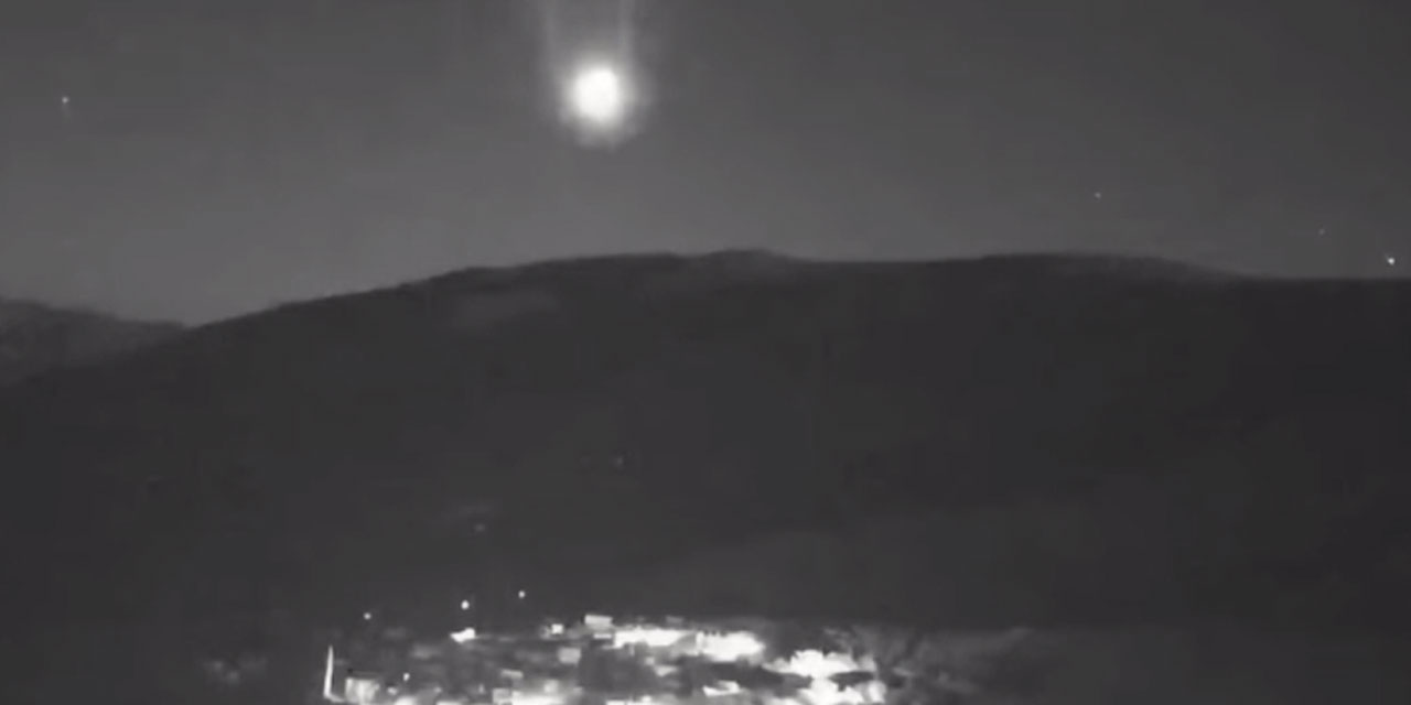 Rize’de gökyüzünde görülen parlak ışık kameralara yansıdı