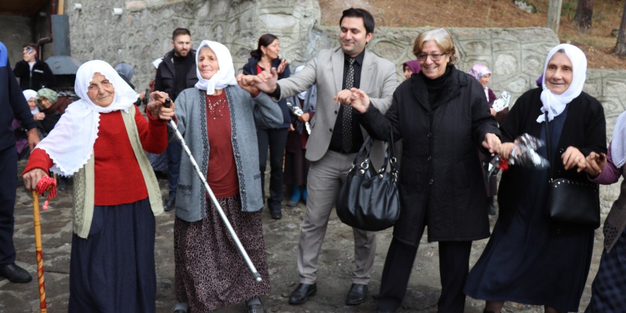 Bastonlarıyla Halaya Girdiler