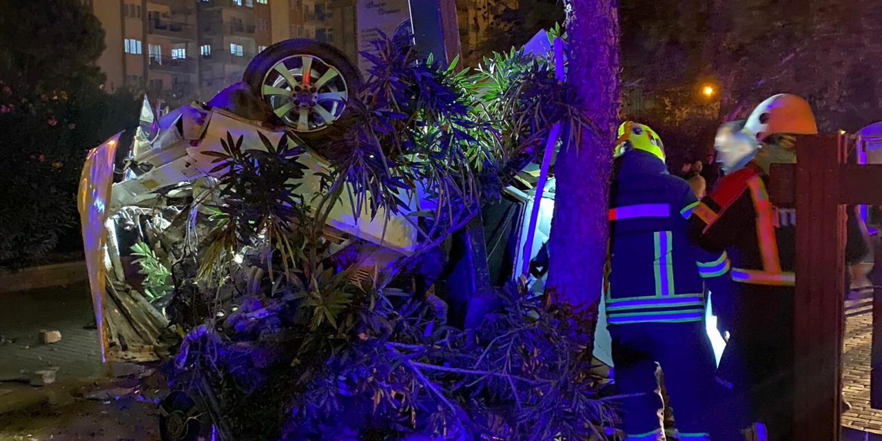 Aydın'da Otomobil, Kaldırımdaki Direğe Çarptı: 2 Ölü