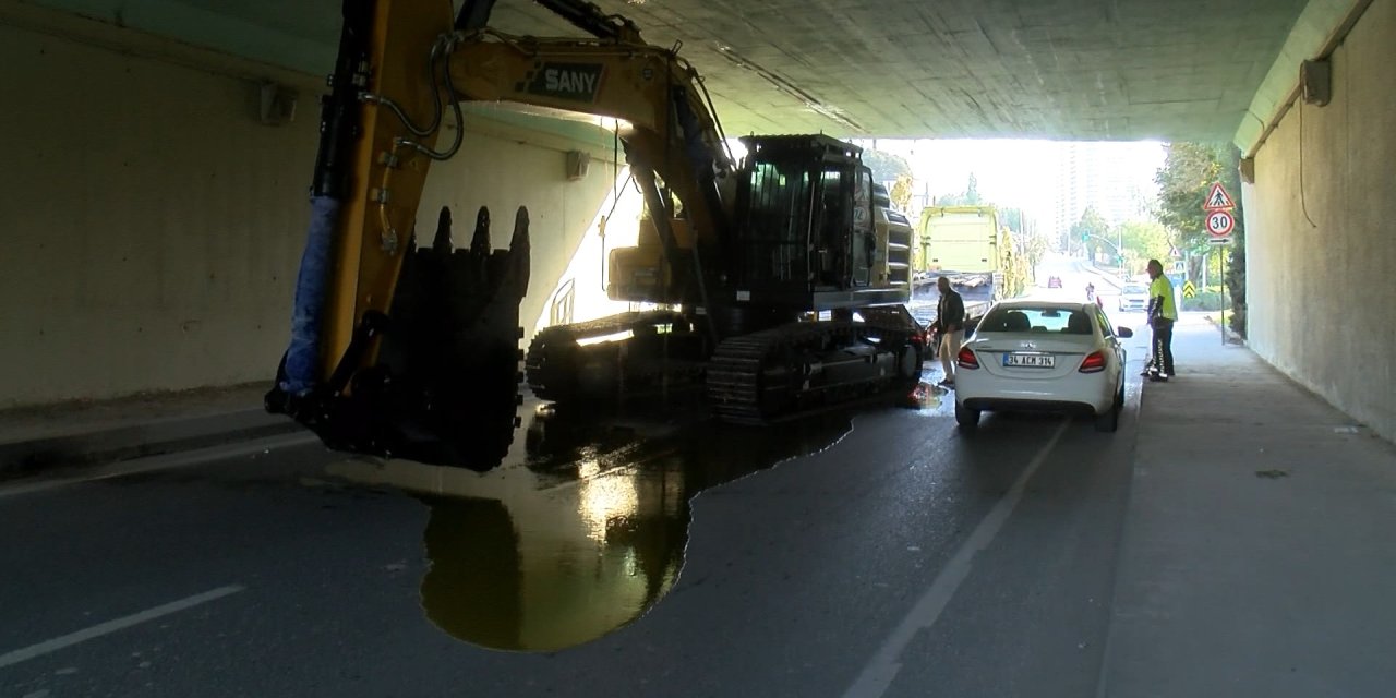 Kartal’da İş Makinası Köprü Altında Sıkıştı