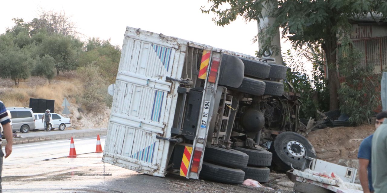 Gaziantep'te Kamyon Kırmızı Işıkta Bekleyen 3 Araca Çarptı: 6 Ölü, 16 Yaralı (3)