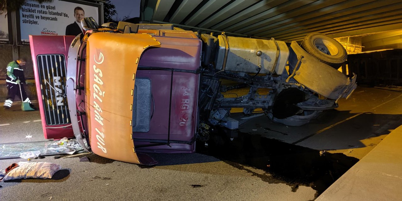 Bakırköy'de Köprünün Altına Çarpan Tır Devrildi: 2 Yaralı