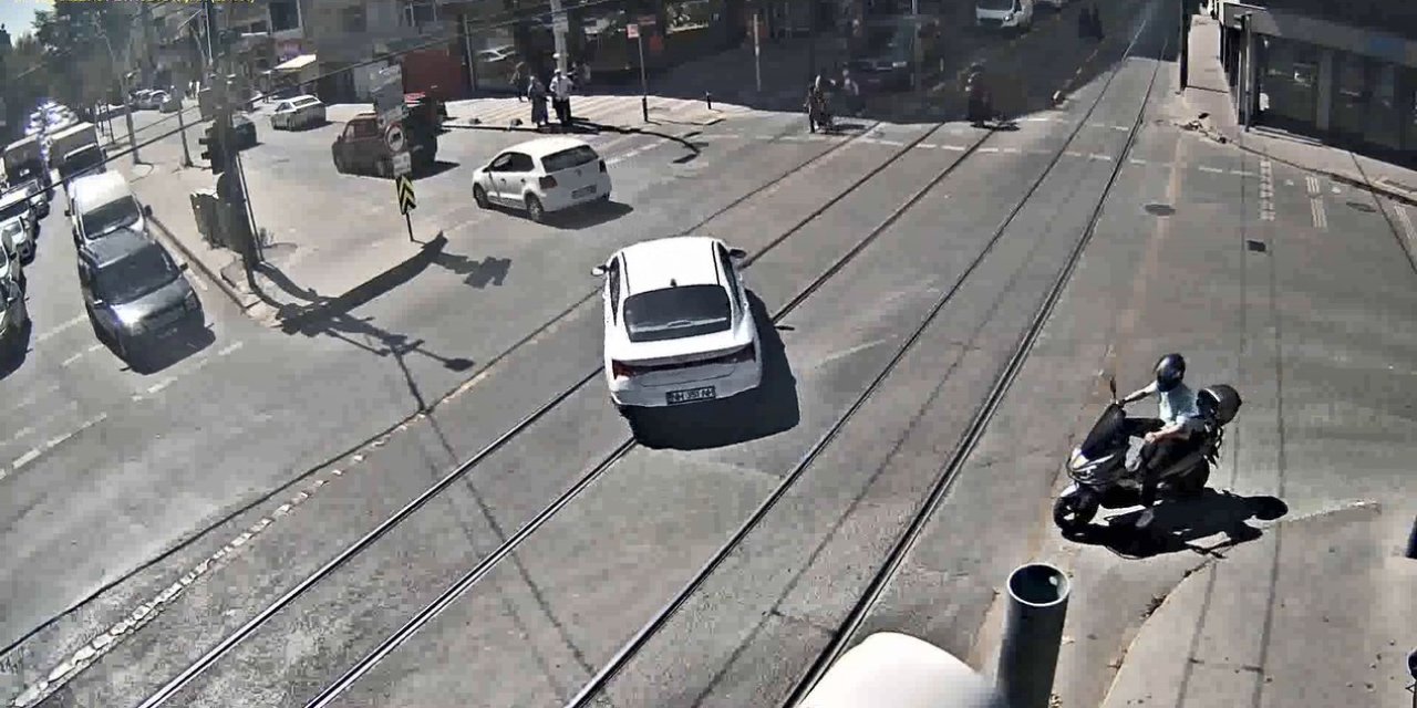 Zeytinburnu'nda Banka Çıkışında Takip Edip, Otomobilinden 693 Bin Lira Çaldılar