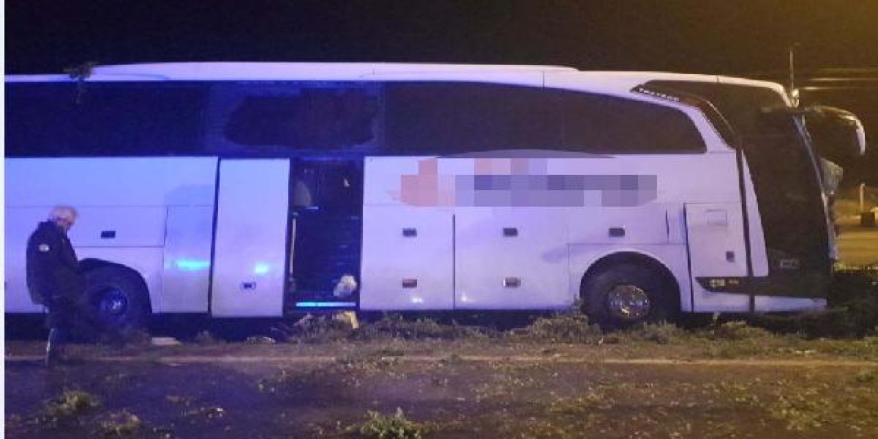 Kayseri'de Yolcu Otobüsü Direğe Çarptı: 15 Yaralı