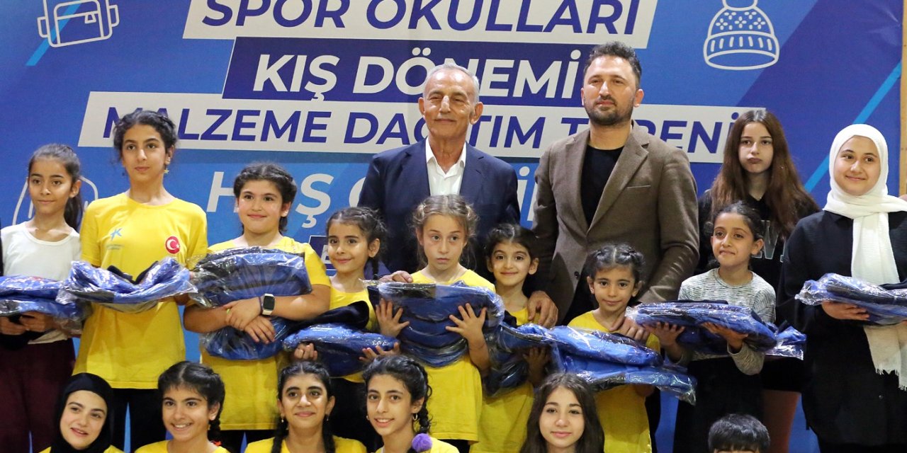 Küçükçekmece’de 3 Bin 600 Öğrenciye Spor Malzemesi Dağıtıldı