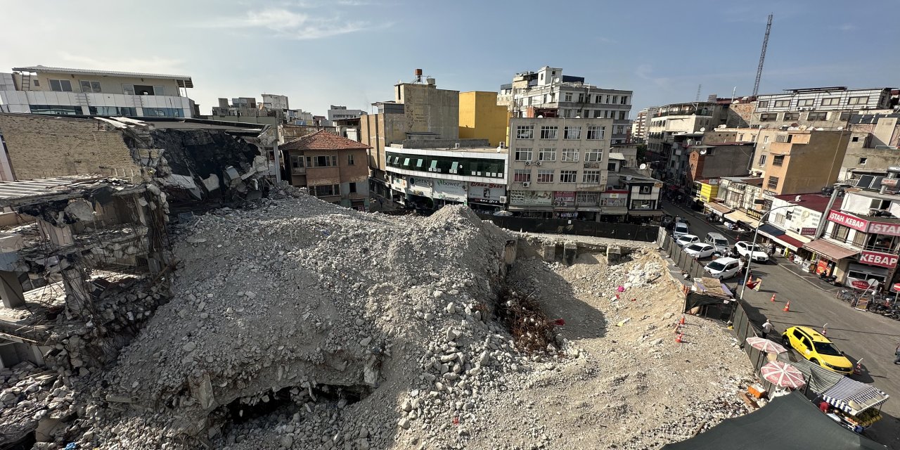 Vakıflar Sarayı Yıkıldı, Enkazı Kaldı