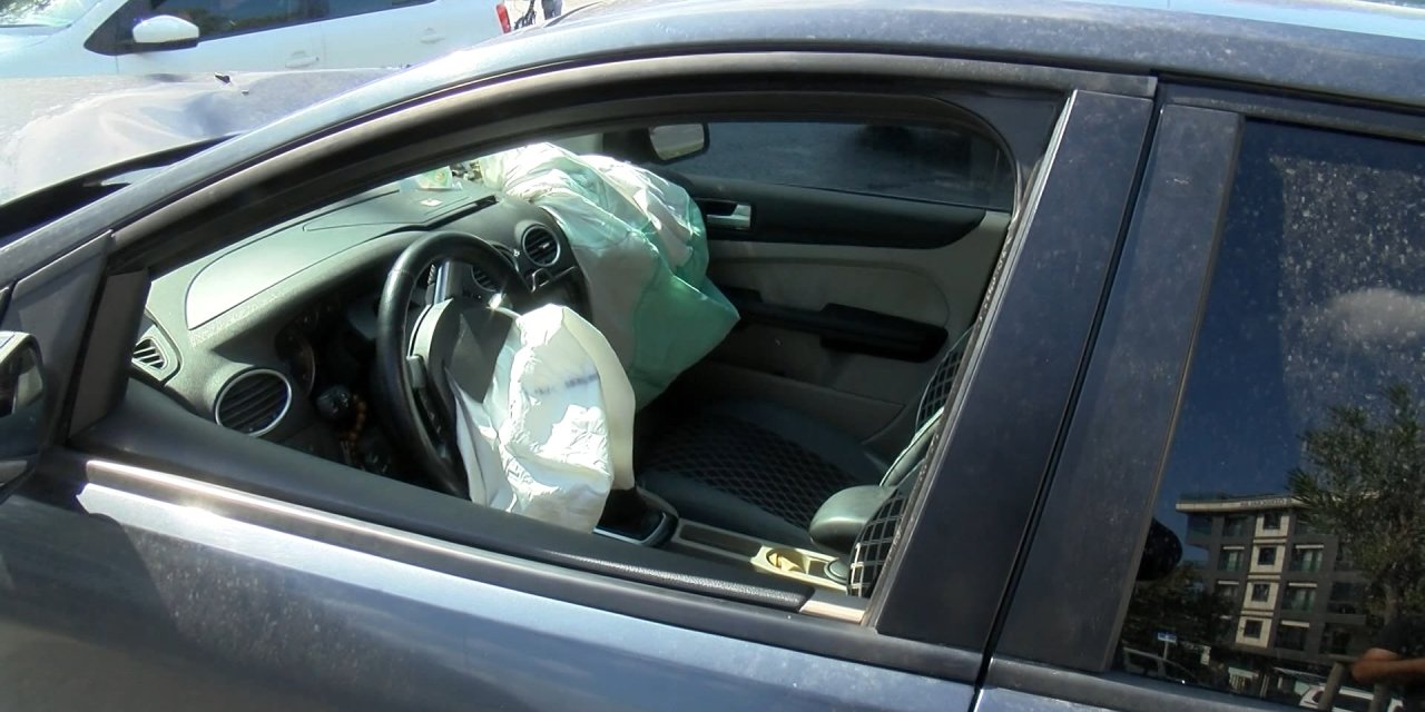 Sancaktepe'de İki Otomobil Çarpıştı: 2 Yaralı