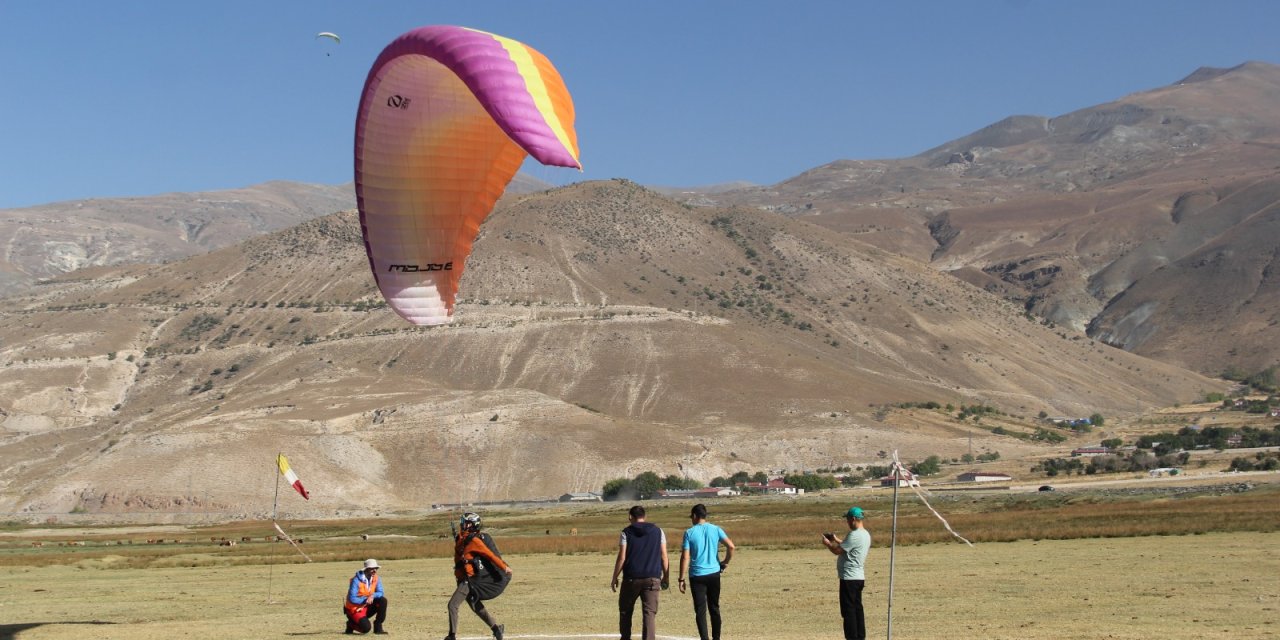 Yamaç Paraşütü Sporcuları Hedefi Tutturmak İçin Yarıştı