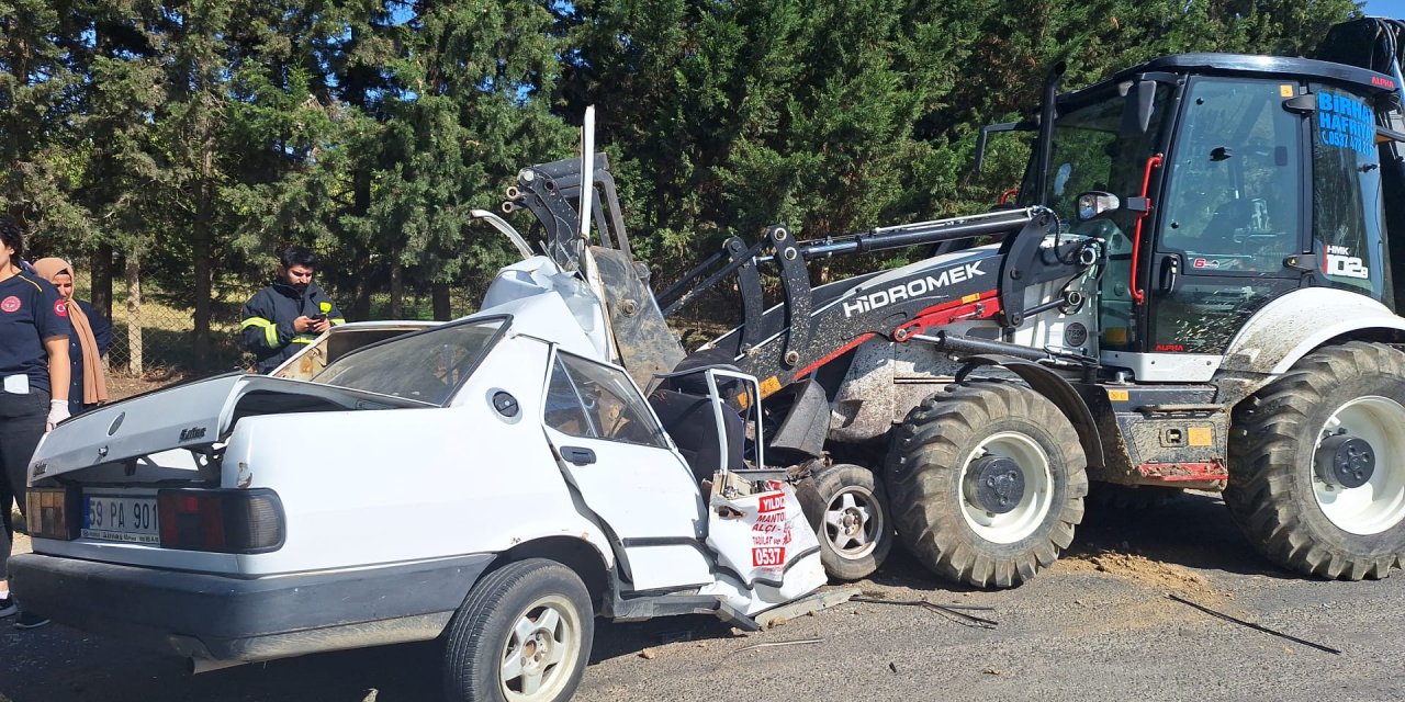 Kepçeyle Kafa Kafaya Çarpışan Otomobilin Sürücüsü Öldü