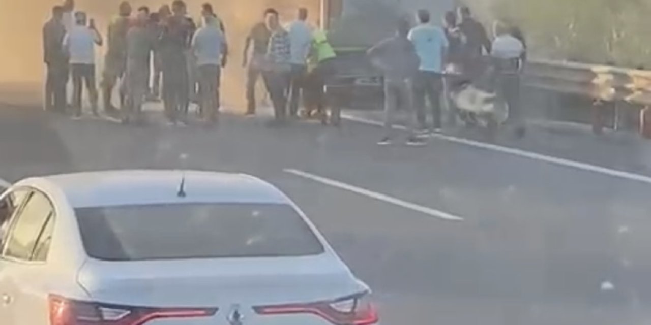 Beykoz'da Otoyolda Kağıt Yüklü Tır'da Yangın