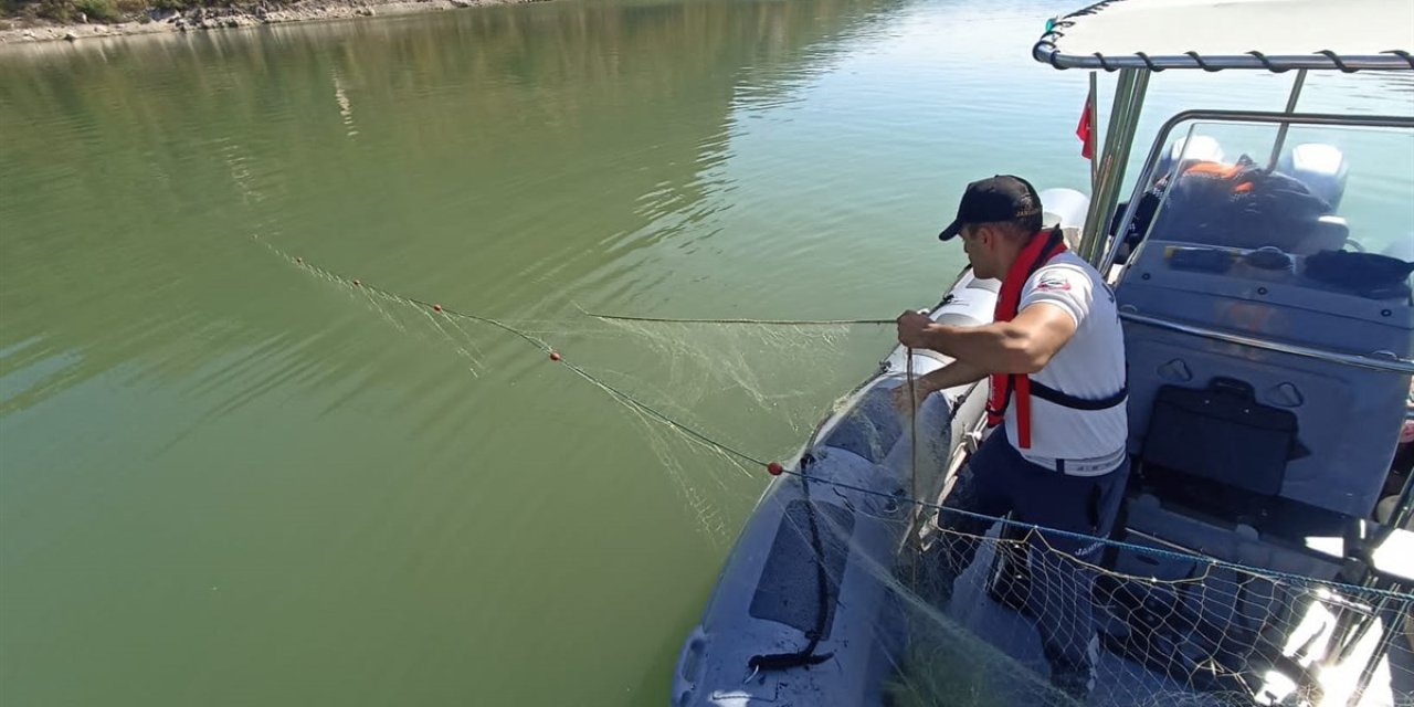 Baraj Gölüne Serilen Sahipsiz Ağa Takılan 200 Kilo Canlı Balık Kurtarılarak Suya Bırakıldı