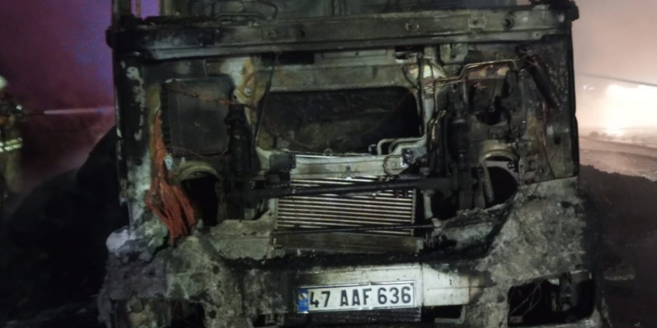 Sarıyer'de Kumaş Yüklü Tır Alev Alev Yandı