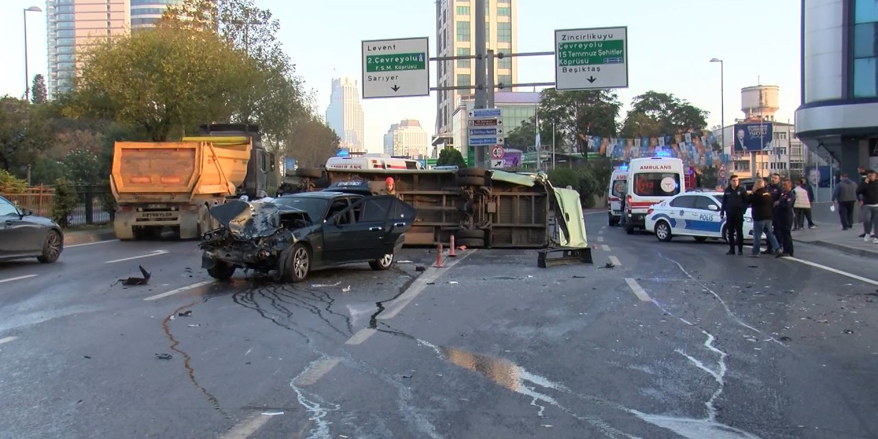 Beşiktaş'ta Otomobil Minibüse Çarptı: 4 Yaralı