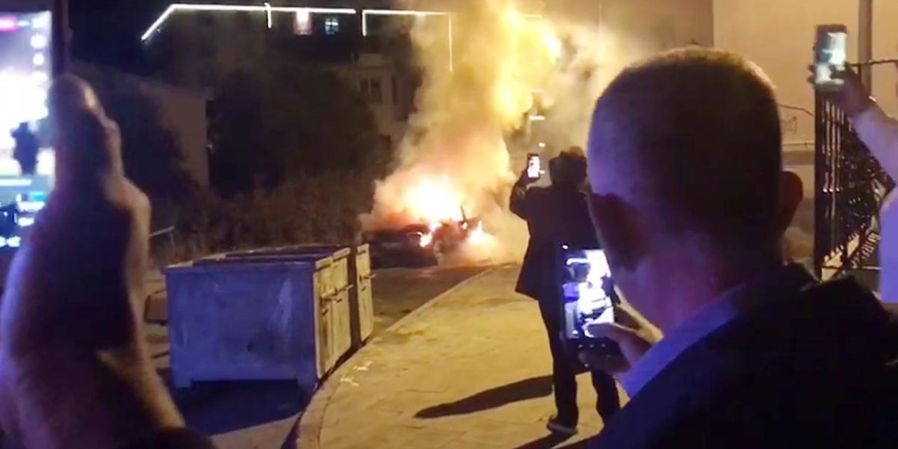 Seyir Halinde Alev Alan Otomobil Yandı, Çevredekiler Görüntülemeye Çalıştı