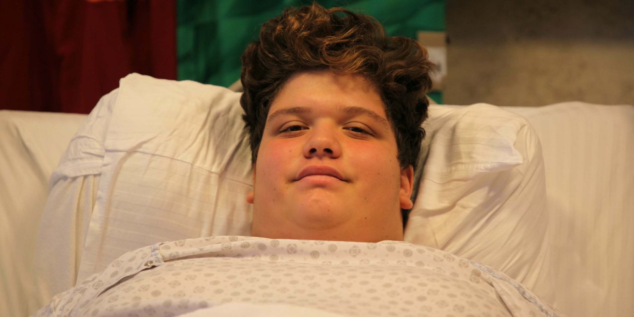 160 Kiloya Çıkan 15 Yaşındaki Emre'ye Mide Küçültme Ameliyatı; Halı Sahada Top Oynamak İstiyor