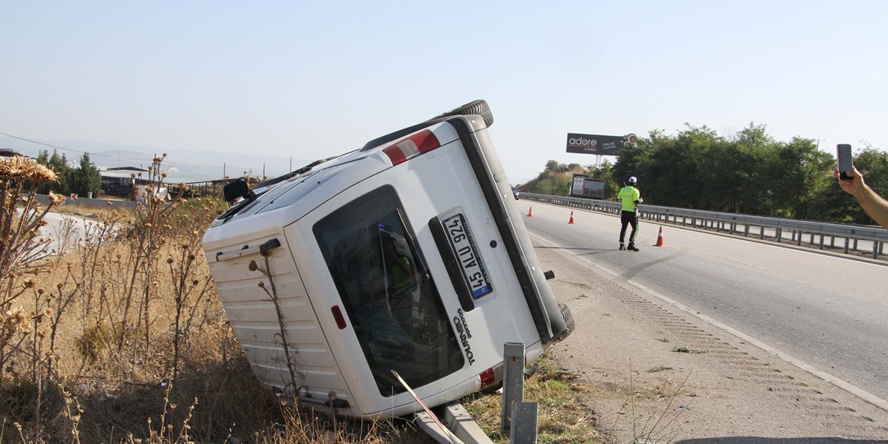 Bariyerlere Çarpan Hafif Ticari Araç Devrildi; Sürücü, Eşi Ve 2 Çocuğu Yaralı