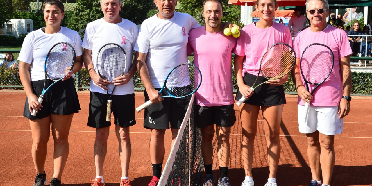 Pembe Toplarla Korta İnen Sporcular Meme Kanserine Farkındalık Yarattı