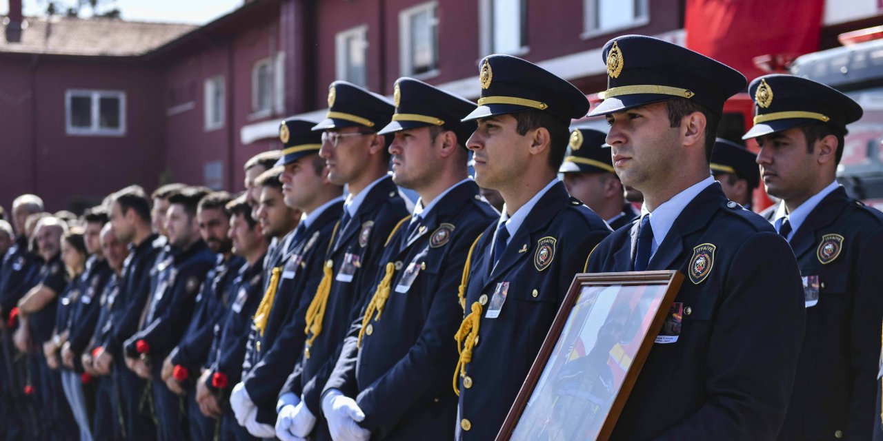 Yangında Dumandan Etkilenen İtfaiye Erlerinden Biri Daha Yaşamını Yitirdi (2)