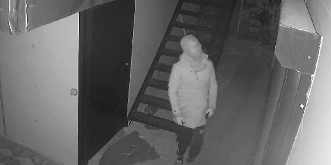 Başlarına Kadın Çorabı Geçirip, Güvenlik Kamerasını Baltayla Kıran Hırsızlık Şüphelileri Yakalandı