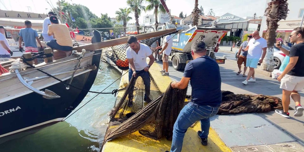 Bodrum'un Son Süngercisi 'Aksona Mehmet', Deniz Dibinden Hayalet Ağ Topladı