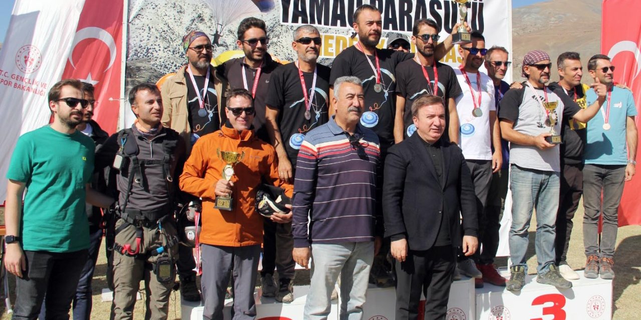 Erzincan'daki Türkiye Yamaç Paraşütü Hedef Eğitim Yarışması Sona Erdi