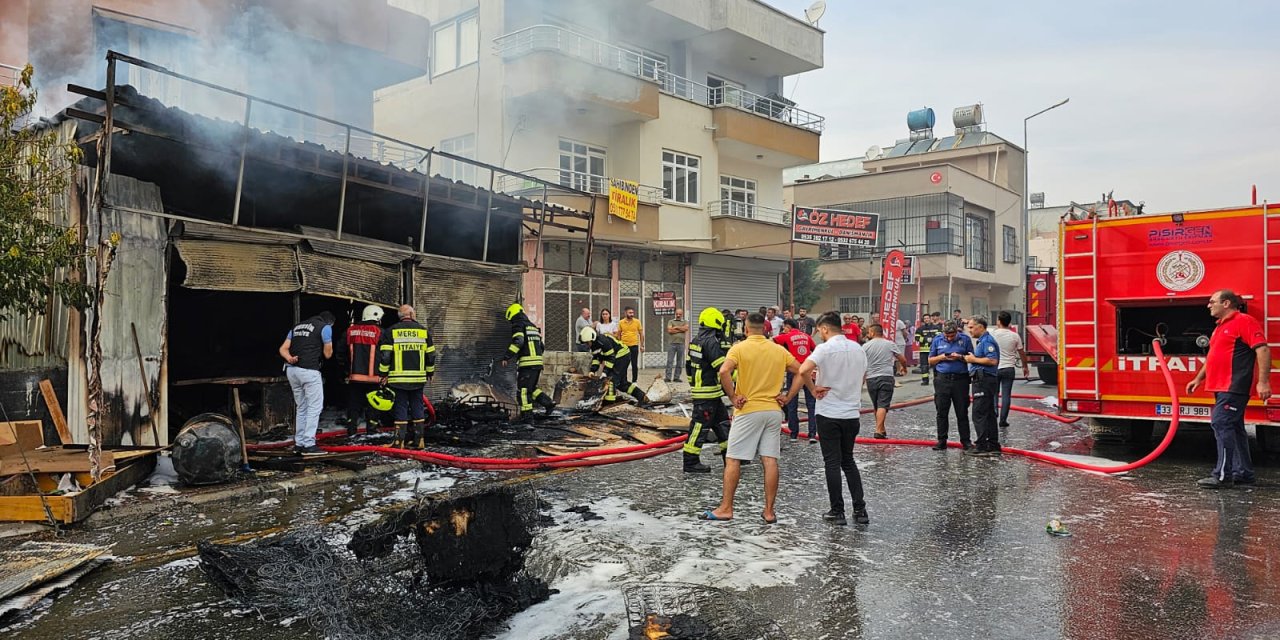 Mersin'de Mobilya Döşeme İmalathanesinde Yangın