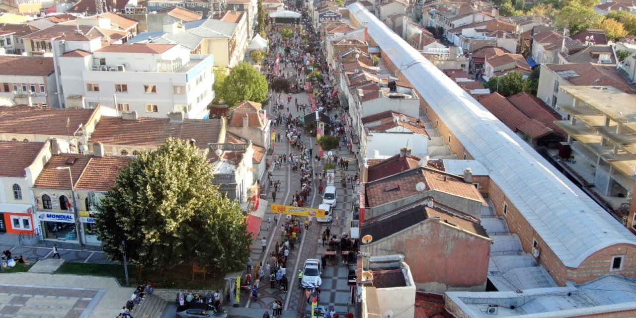 Edirne'de 1 Ton Ciğer Dağıtıldı, Vatandaşlar Metrelerce Kuyrukta Bekledi