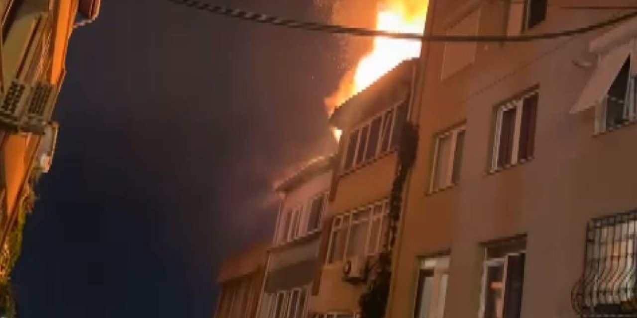Beyoğlu'nda 6 Katlı Binanın Çatısı Alev Alev Yandı