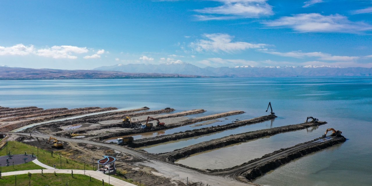 Van Gölü'nden 1 Milyon 365 Bin Metreküp Dip Çamuru Çıkartıldı