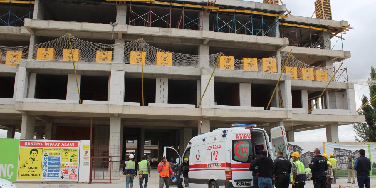 İnşaattan Düşen İşçilerden 1'ini Güvenlik Filesi Kurtardı