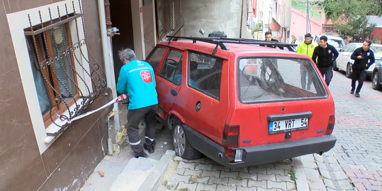 Kağıthane’de Freni Tutmayan Otomobil Doğalgaz Kutusunu Parçaladı