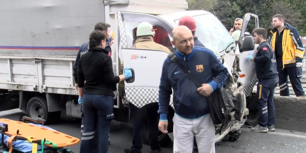 Eyüpsultan'da Belediye Ekiplerinin Aracına Çarptı: 1 Yaralı