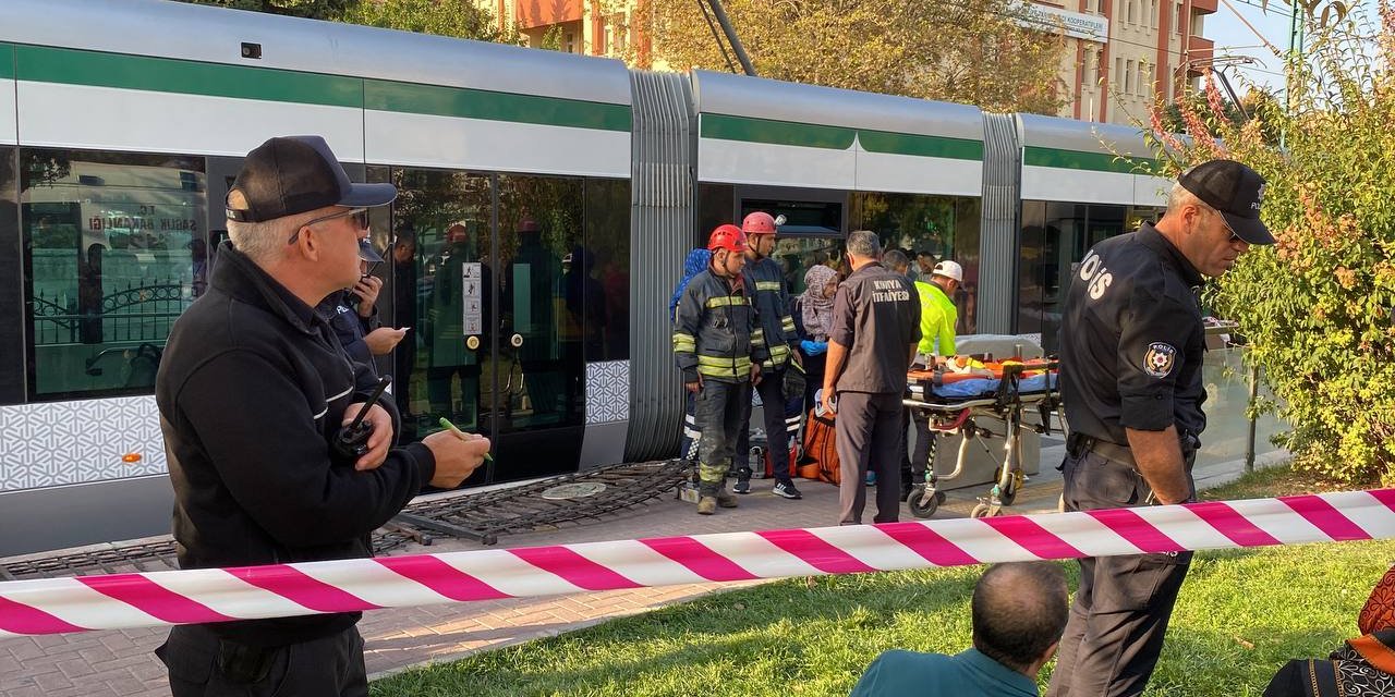 Durakta Dengesini Kaybedip Düşen Kadın, Tramvay Ve Kaldırım Arasında Sıkışarak Öldü