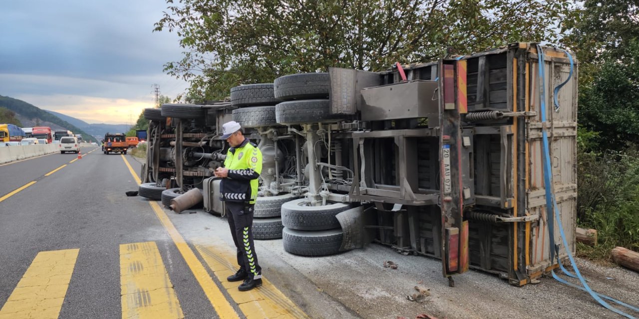 Bolu Dağı'nda Tomruk Yüklü Kamyon Devrildi: 1 Yaralı