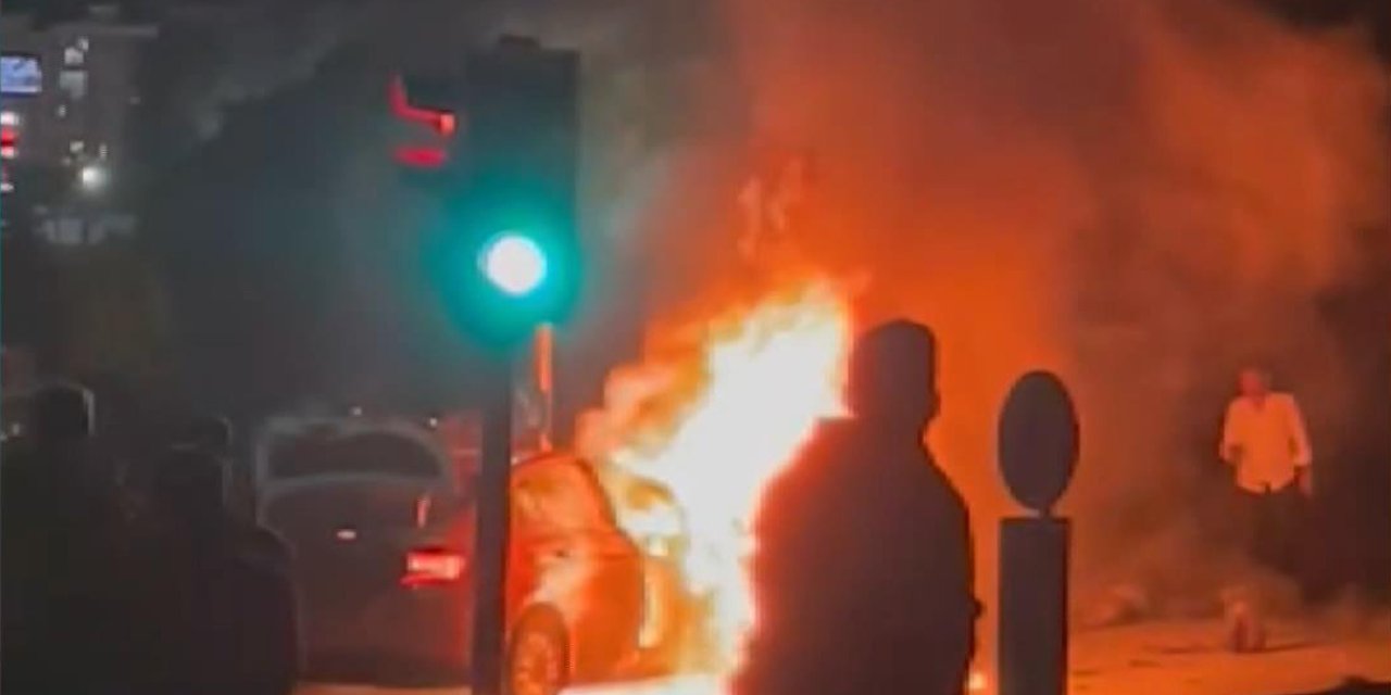 Gaziosmanpaşa'da Çarpışan Taksi İle Motosiklet Alev Alev Yandı: 1 Ölü 1 Yaralı