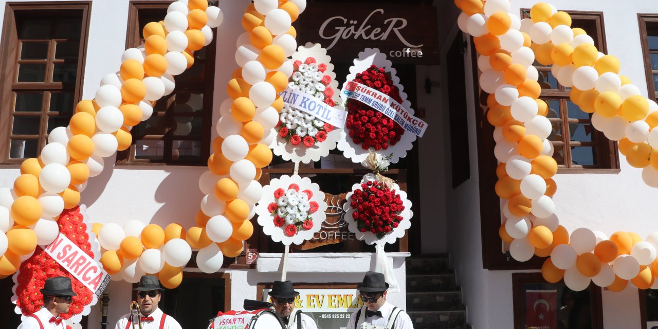 Eski Vekilin Açtığı Kafenin Gelirleri Öğrencilere Burs Olacak