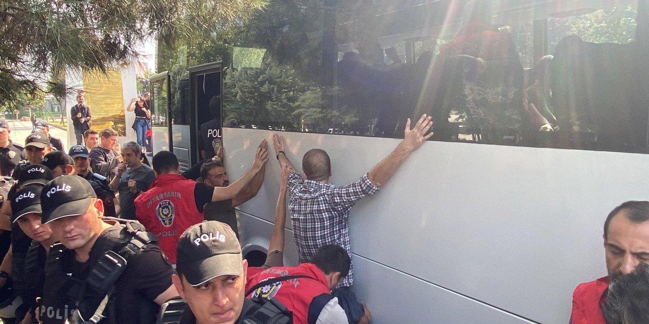 Diyarbakır'da İzinsiz Yürüyüşte Gözaltına Alınan 103 Kişi Serbest